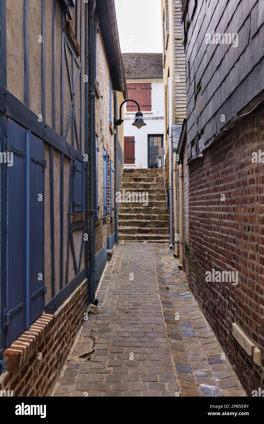 Schmale Straße in der Altstadt von Saint-Valery-sur-Somme, Picardie, Frankreich Stockfoto