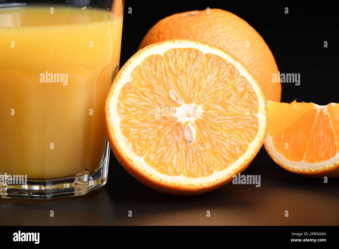 Orange und Orange Saft in ein Glas Stockfoto