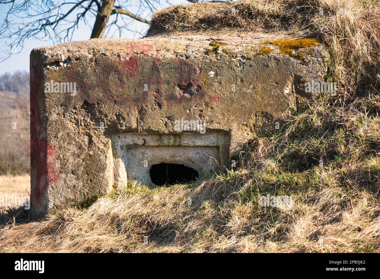 Ein Schlupfloch im verlassenen Bunker des Zweiten Krieges. Tschechische Republik. Stockfoto