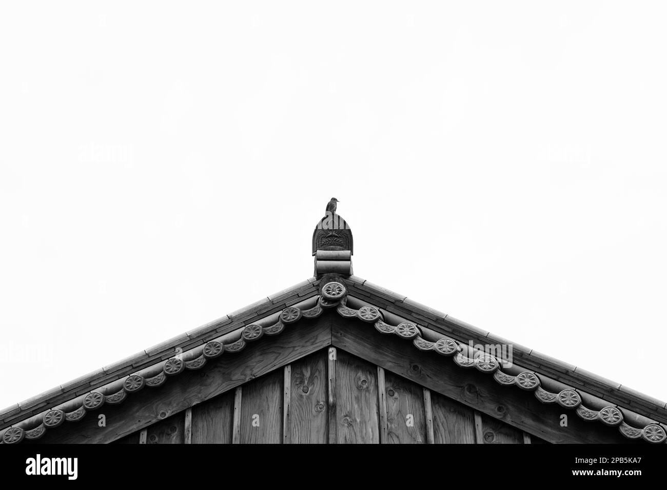 Die Fassade dieses historischen Gebäudes ist in Schwarz und Weiß gehalten und stellt Charakter, Tier oder Blume dar. In Kyoto, Japan, Asien Stockfoto