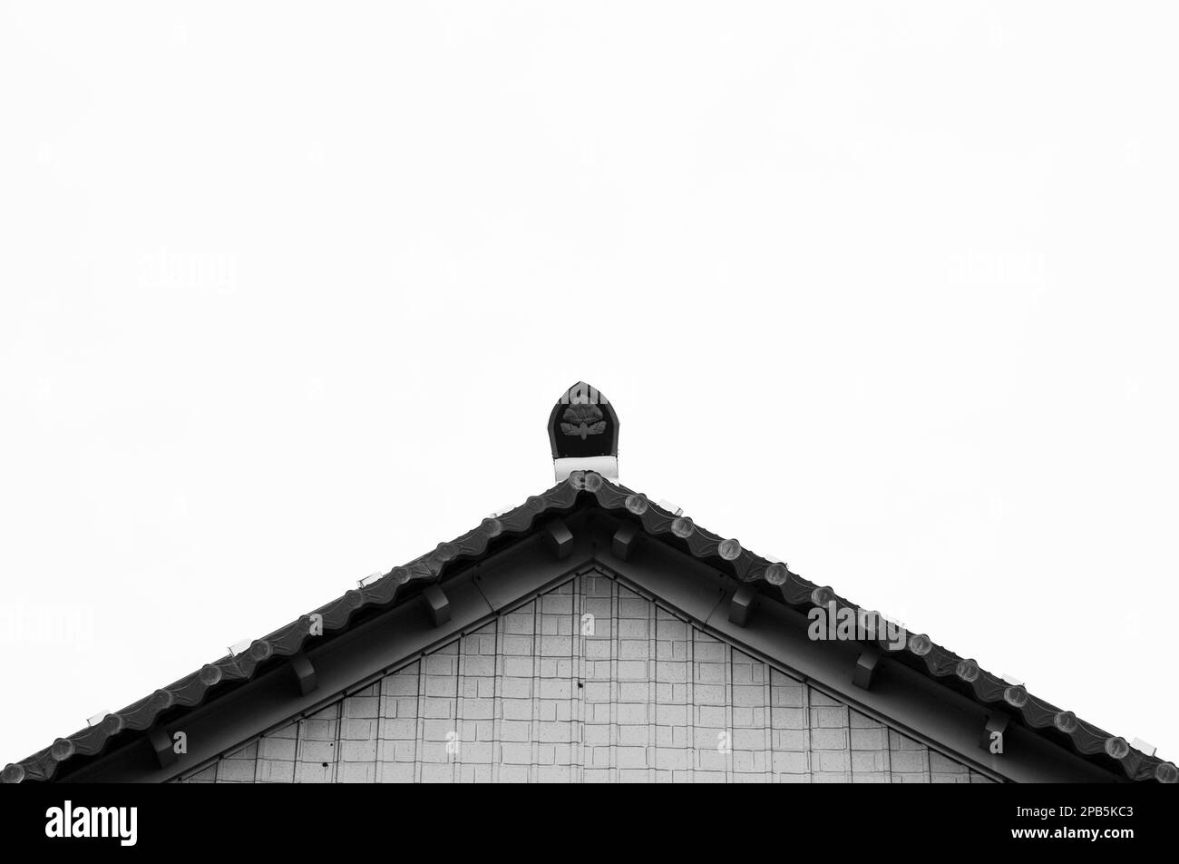 Die Fassade dieses historischen Gebäudes ist in Schwarz und Weiß gehalten und stellt Charakter, Tier oder Blume dar. In Kyoto, Japan, Asien Stockfoto