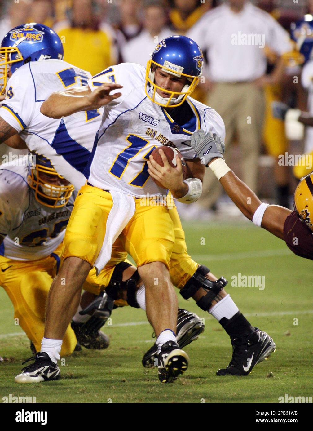 San Jose State quarterback Adam Tatralis slips out of the grasp of an Arizona State defender during the second quarter of a football game Saturday, Sept. 1, 2007, in Tempe, Ariz. (AP Photo/Roy Dabner) Stockfoto