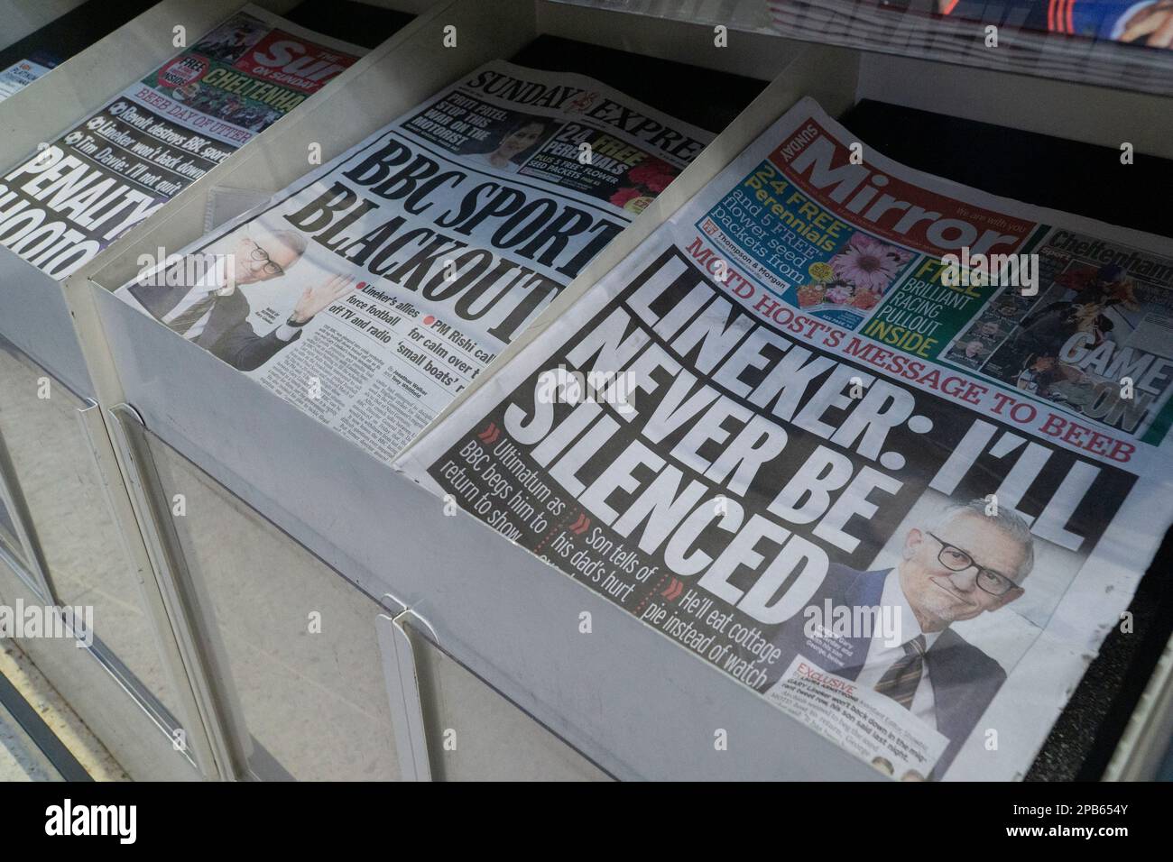London, UK, 12. März 2023: Die Titelseiten der heutigen Zeitungen werden von der Gary Lineker BBC-Reihe dominiert, mit unterschiedlichen Schlagzeilen je nach den politischen Zugehörigkeiten der Zeitung. Anna Watson/Alamy Live News Stockfoto
