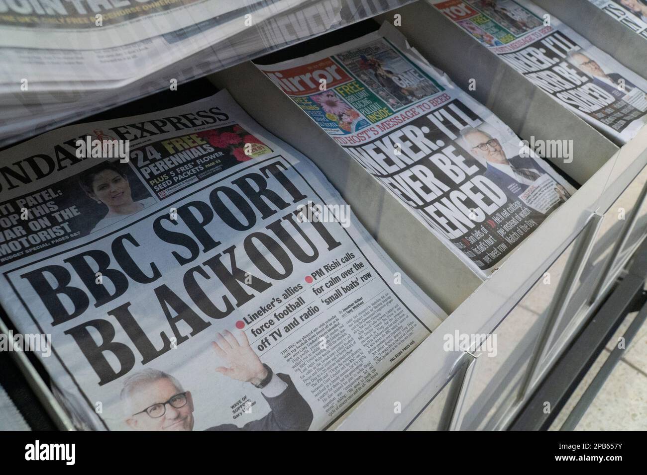London, UK, 12. März 2023: Die Titelseiten der heutigen Zeitungen werden von der Gary Lineker BBC-Reihe dominiert, mit unterschiedlichen Schlagzeilen je nach den politischen Zugehörigkeiten der Zeitung. Anna Watson/Alamy Live News Stockfoto