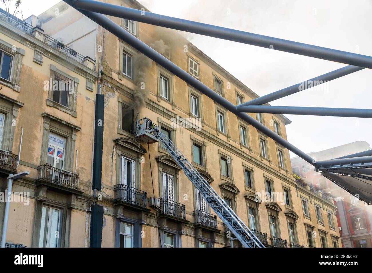 Neapel, Italien - 15. 2023. Februar - Wohnungsbrand mit Rauch aus dem Fenster. Garibaldi-Platz, Neapel, Italien. Feuerwehrkorb oder Stockfoto