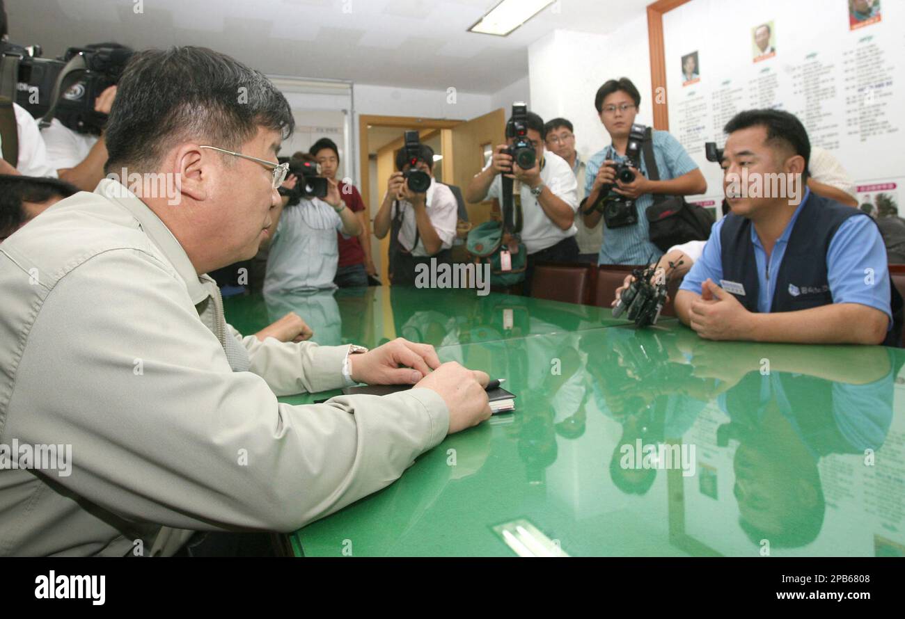 Hyundai Motor President Youn Yeo-chul, left, talks with Lee Sang-wook, the union's president, right, as Youn visits the union's office in Ulsan, south of Seoul, South Korea, Friday, Aug. 31, 2007. The head of Hyundai Motor Co.'s union exhorted members Friday to go on strike amid an impasse with management over annual wage negotiations. (AP Photo/ Yonhap, Lee Sang-hyun) **KOREA OUT** Stockfoto