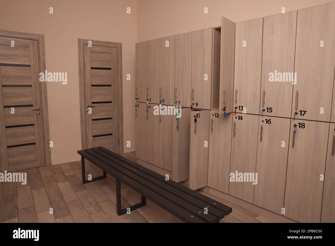 Holzbank und Schließfächer im Umkleideraum Stockfoto