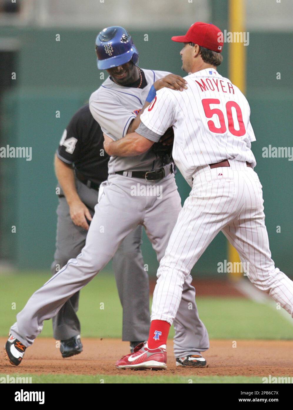 New York Mets' Jose Reyes,left, is tagged out by Philadelphia Phillies pitcher Jamie Moyer after getting caught in a rundown during the first inning of their baseball game Wednesday, Aug. 29, 2007 in Philadelphia. (AP Photo/Rusty Kennedy) Stockfoto
