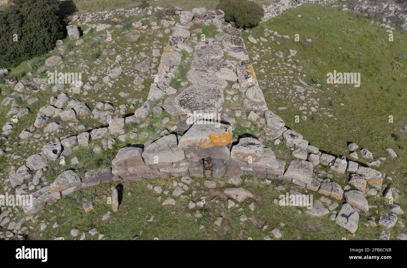 Archäologische Ruinen der nuraghischen Nekropole Giants Grab von S’omu de S’orcu - Tomba di Giganti Omu de Orcu - mit Front Grabsteine von neolithischen Zementstein Stockfoto