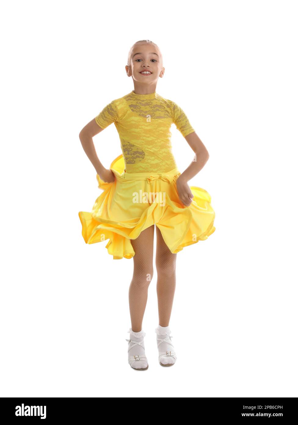 Wunderschön gekleidetes kleines Mädchen, das auf weißem Hintergrund tanzt Stockfoto