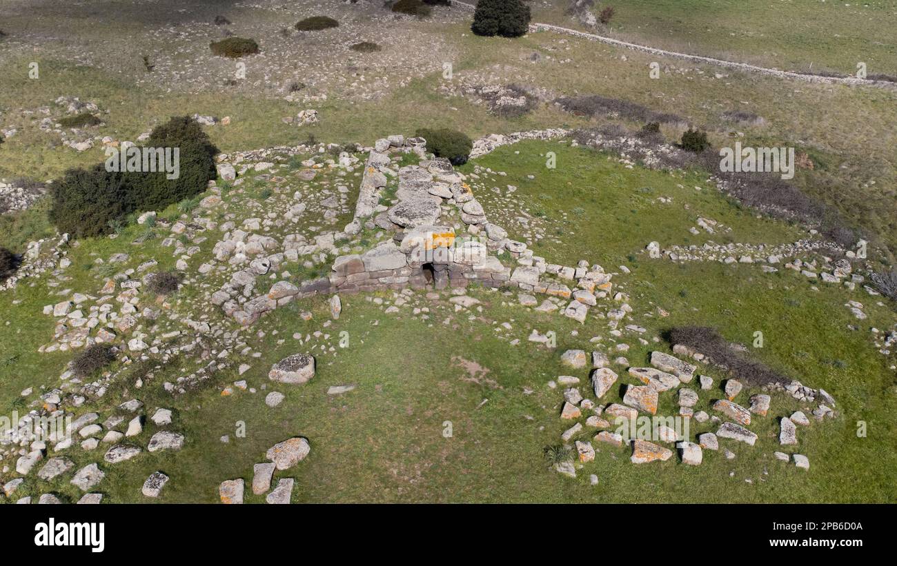 Archäologische Ruinen der nuraghischen Nekropole Giants Grab von S’omu de S’orcu - Tomba di Giganti Omu de Orcu - mit Front Grabsteine von neolithischen Zementstein Stockfoto