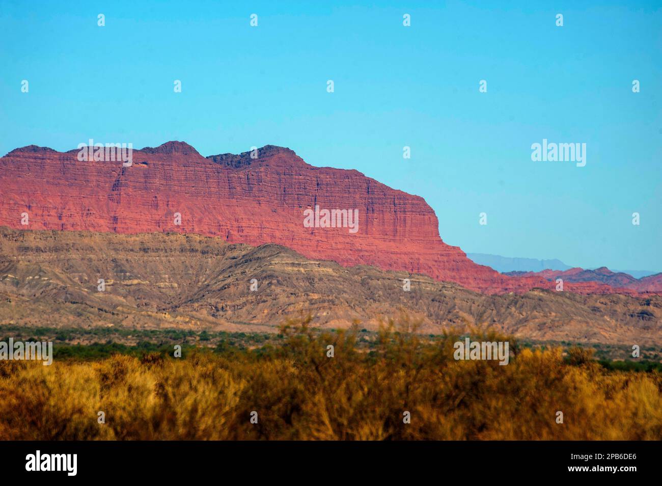 Rote Berge aus der Sicht von Ruta 40 in der Nähe von Guandacol, Provinz La Rioja, Argentinien Stockfoto
