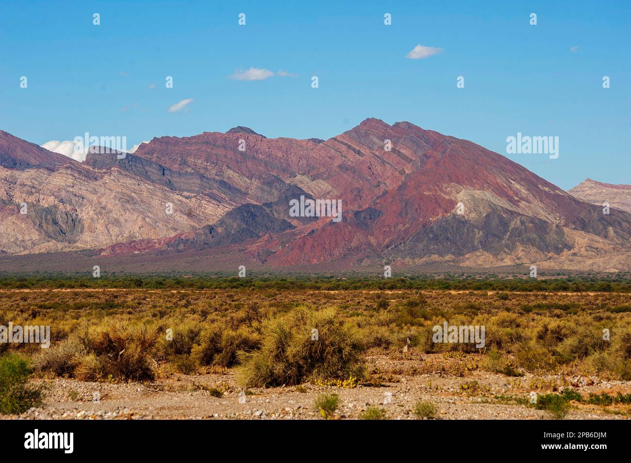 Rote Berge aus der Sicht von Ruta 40 in der Nähe von Guandacol, Provinz La Rioja, Argentinien Stockfoto