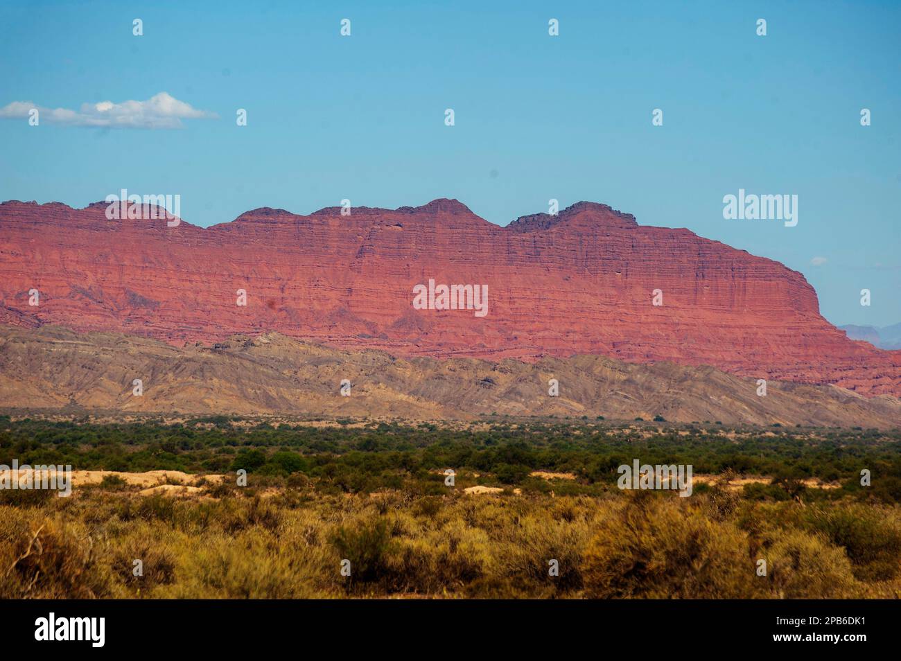 Rote Berge aus der Sicht von Ruta 40 in der Nähe von Guandacol, Provinz La Rioja, Argentinien Stockfoto