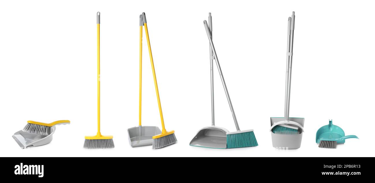 Set mit Besen und Kehrschaufeln aus Kunststoff auf weißem Hintergrund. Bannerdesign Stockfoto