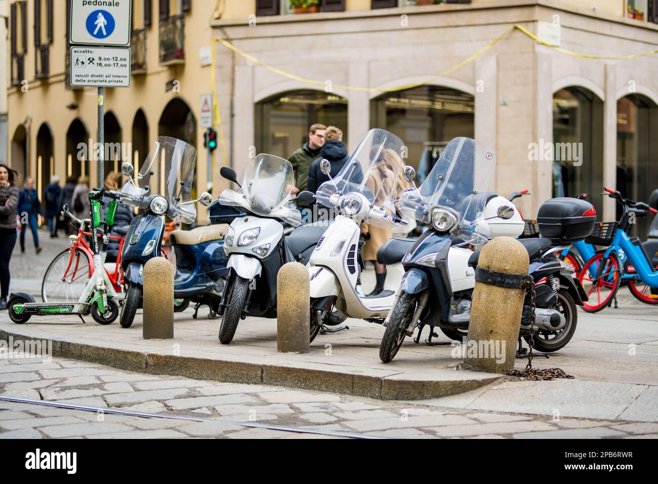 MAILAND, ITALIEN - APRIL 2022: Motorräder parken auf einer belebten Straße im Zentrum von Mailand, einer Metropole in Italiens nördlicher Lombardei. Mailand, Lombardei, Stockfoto