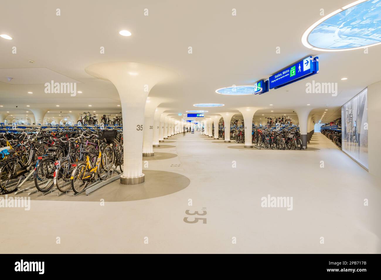 Moderne Fahrrad-Tiefgarage in Amsterdam, Niederlande. Es wurde im Februar 2023 eröffnet und bietet Platz für 7.000 Fahrräder. Stockfoto