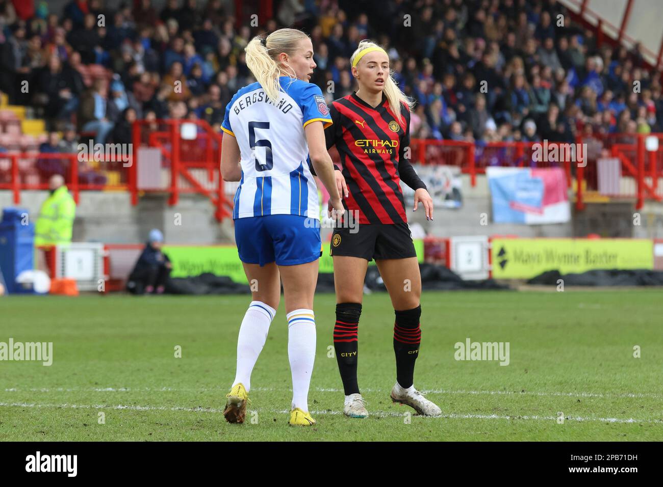 Crawley, Großbritannien. 12. März 2023. Crawley, England, März 12. 2023: Guro Bergsvand (BRI, 5) und Chloe kelly (man City, 9) beim Barclays FA Women's Super League-Fußballspiel zwischen Brighton und Manchester City im Broadfield Stadium in Crawley, England. (Bettina Weissensteiner/SPP) Kredit: SPP Sport Press Photo. Alamy Live News Stockfoto