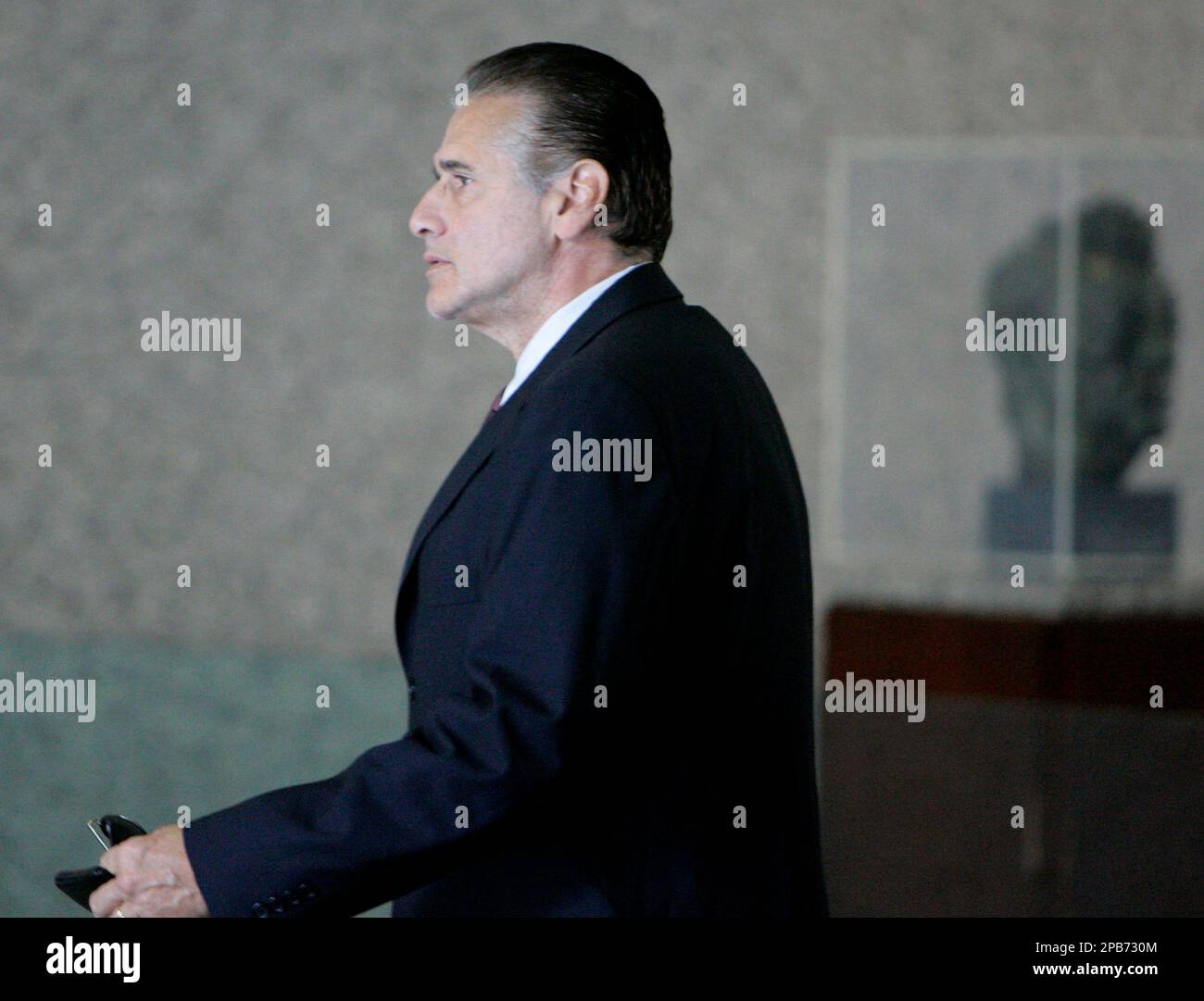 Retired Chicago policeman Anthony Doyle arrives at the federal building in Chicago, Thursday, Aug. 23, 2007, where he and four others are on trial in an alleged racketeering conspiracy that includes gambling, extortion, loan sharking and 18 long-unsolved murders. The other four defendants are reputed mob boss Joseph "Joey the Clown" Lombardo, 78, reputed mob boss James Marcello, 65, convicted loan shark Frank Calabrese Sr., 70, and convicted jewel thief Paul Schiro, 69.(AP Photo/M. Spencer Green) Stockfoto