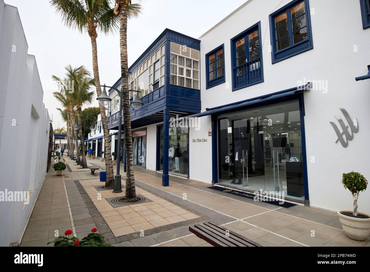 calle isla los lobos Geschäfte und Cafés in puerto calero Marina Lanzarote, Kanarische Inseln, Spanien Stockfoto