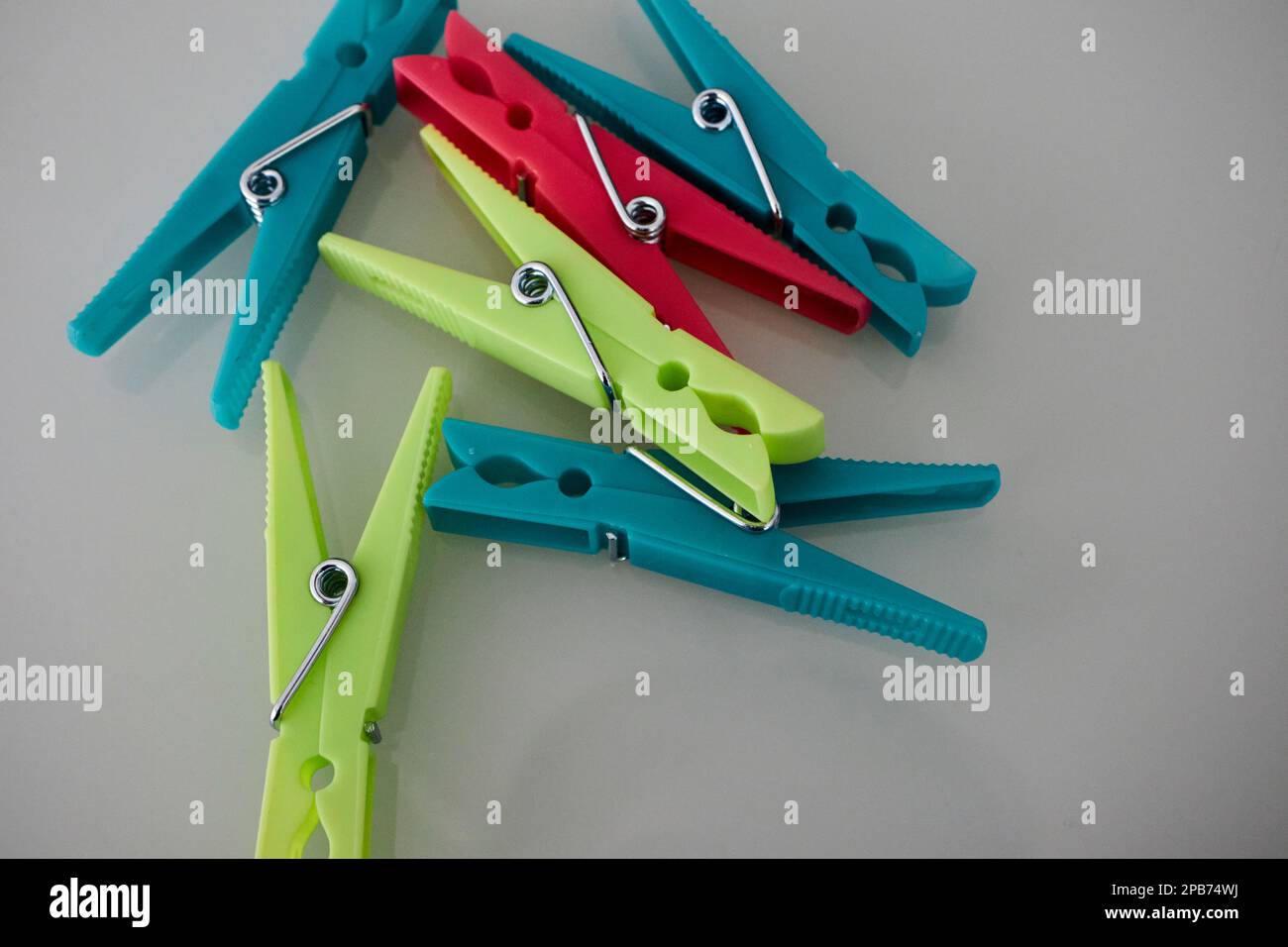 Farbige Plastikklammern Stifte liegen auf einem Tisch in Lanzarote, Kanarische Inseln, Spanien Stockfoto