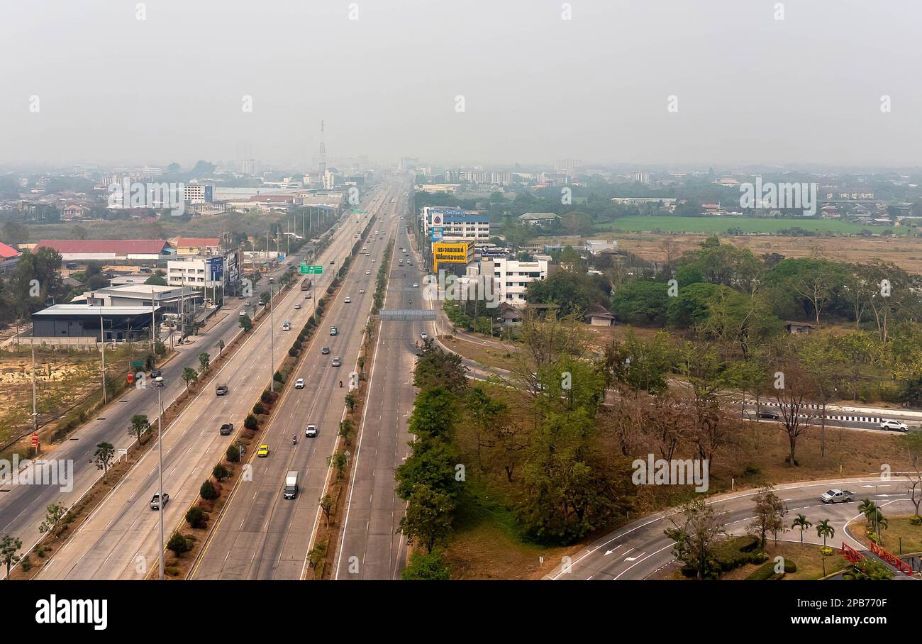 12. März 2023, Ban Don Chan, Chiang Mai, Thailand: (HINWEIS DER REDAKTION; Bild mit einer Drohne aufgenommen). Ansicht einer dichten Smogdecke über Chiang Mai inmitten einer sich verschlechternden Luftqualität, Luftverschmutzung mit 180 Mikrogramm Feinstaub von 2,5 Mikrometer und weniger Durchmesser (PM2,5) pro Kubikmeter. Am Sonntag, den 12. März 2023, wurde Chiang Mai auf der IQAir ''', einem Technologiepartner des Umweltprogramms der Vereinten Nationen, immer noch als der Schlimmste der Welt aufgeführt. IQAir vergleicht 95 Städte weltweit mit gemessenen Daten für PM2,5. (Kreditbild: © Pongmanat Tasiri/SOPA Bilder via ZUMA P Stockfoto
