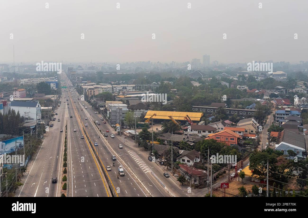 12. März 2023, Ban Don Chan, Chiang Mai, Thailand: (HINWEIS DER REDAKTION; Bild mit einer Drohne aufgenommen). Ansicht einer dichten Smogdecke über Chiang Mai inmitten einer sich verschlechternden Luftqualität, Luftverschmutzung mit 180 Mikrogramm Feinstaub von 2,5 Mikrometer und weniger Durchmesser (PM2,5) pro Kubikmeter. Am Sonntag, den 12. März 2023, wurde Chiang Mai auf der IQAir ''', einem Technologiepartner des Umweltprogramms der Vereinten Nationen, immer noch als der Schlimmste der Welt aufgeführt. IQAir vergleicht 95 Städte weltweit mit gemessenen Daten für PM2,5. (Kreditbild: © Pongmanat Tasiri/SOPA Bilder via ZUMA P Stockfoto