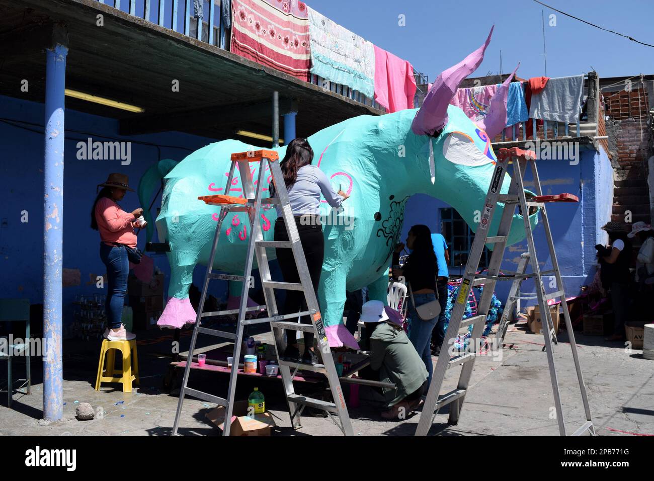 08. März 2023, Tultepec, Mexiko: Allgemeiner Überblick über monumentale Pappfiguren im Rahmen der International Fireworks Fair 2023 (IFF), Festival in hono Stockfoto