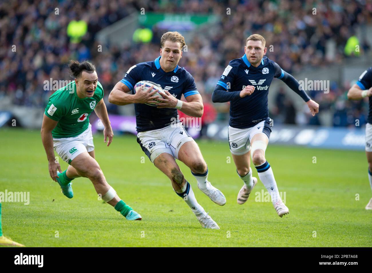 Edinburgh, Großbritannien. 12. März 2023. Murrayfield, Edinburgh.12/03/2023, 12. März 2023: Guinness Six Nations 2023. ScotlandÕs Duhan van der Merwe kommt vorbei an IrelandÕs James Lowe mit ScotlandÕs Finn Russell, der während des Schottlands gegen Irland, BT Murrayfield, Edinburgh, wieder auftaucht. Kredit: Ian Rutherford/Alamy Live News Stockfoto