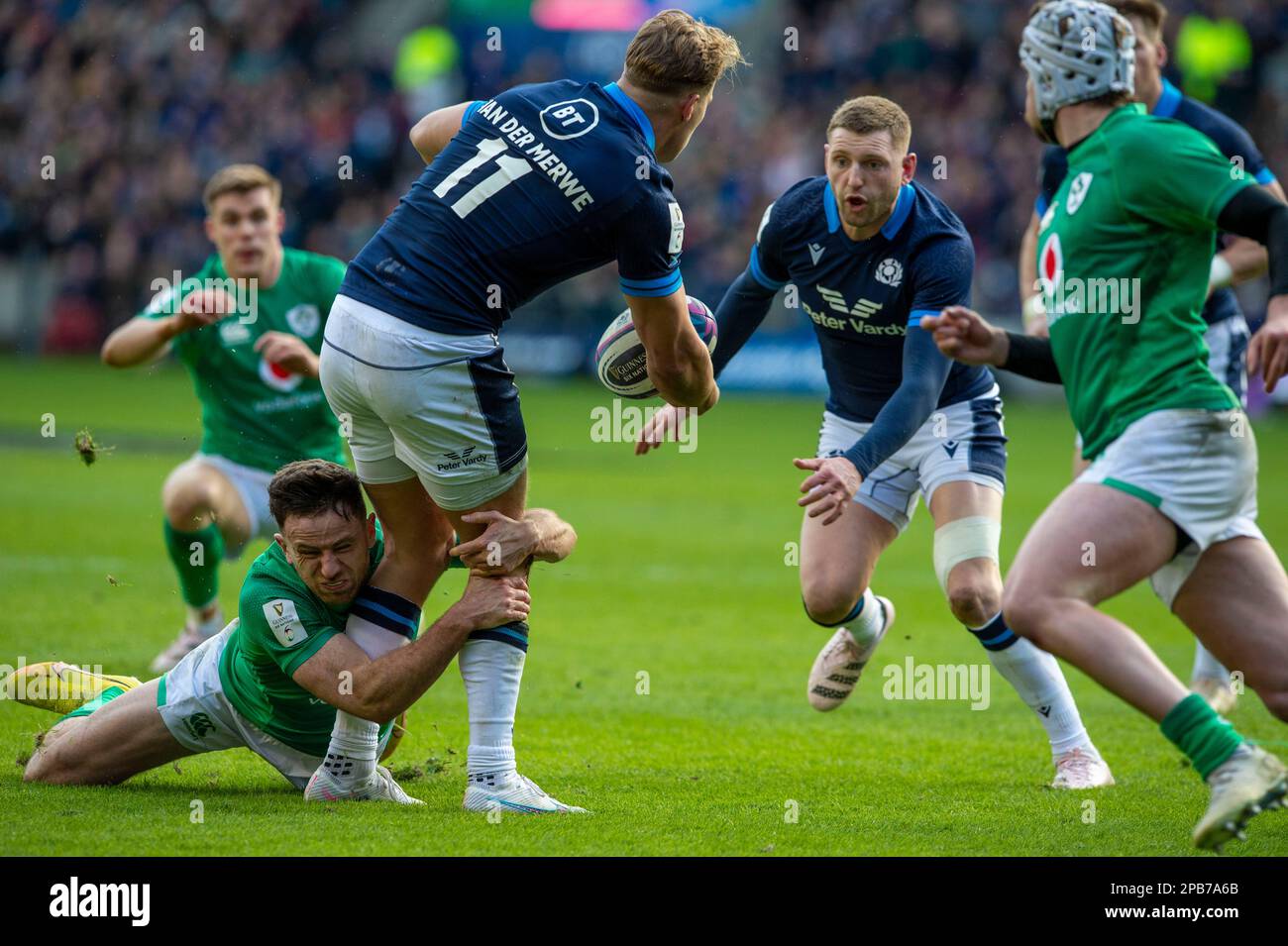 Edinburgh, Großbritannien. 12. März 2023. Murrayfield, Edinburgh.12/03/2023, 12. März 2023: Guinness Six Nations 2023. ScotlandÕs Duhan van der Merwe wird von IrelandÕs Hugo Keenan mit ScotlandÕs Finn Russell angegriffen, der während der Schottland gegen Irland, BT Murrayfield, Edinburgh, unterstützt wird. Kredit: Ian Rutherford/Alamy Live News Stockfoto