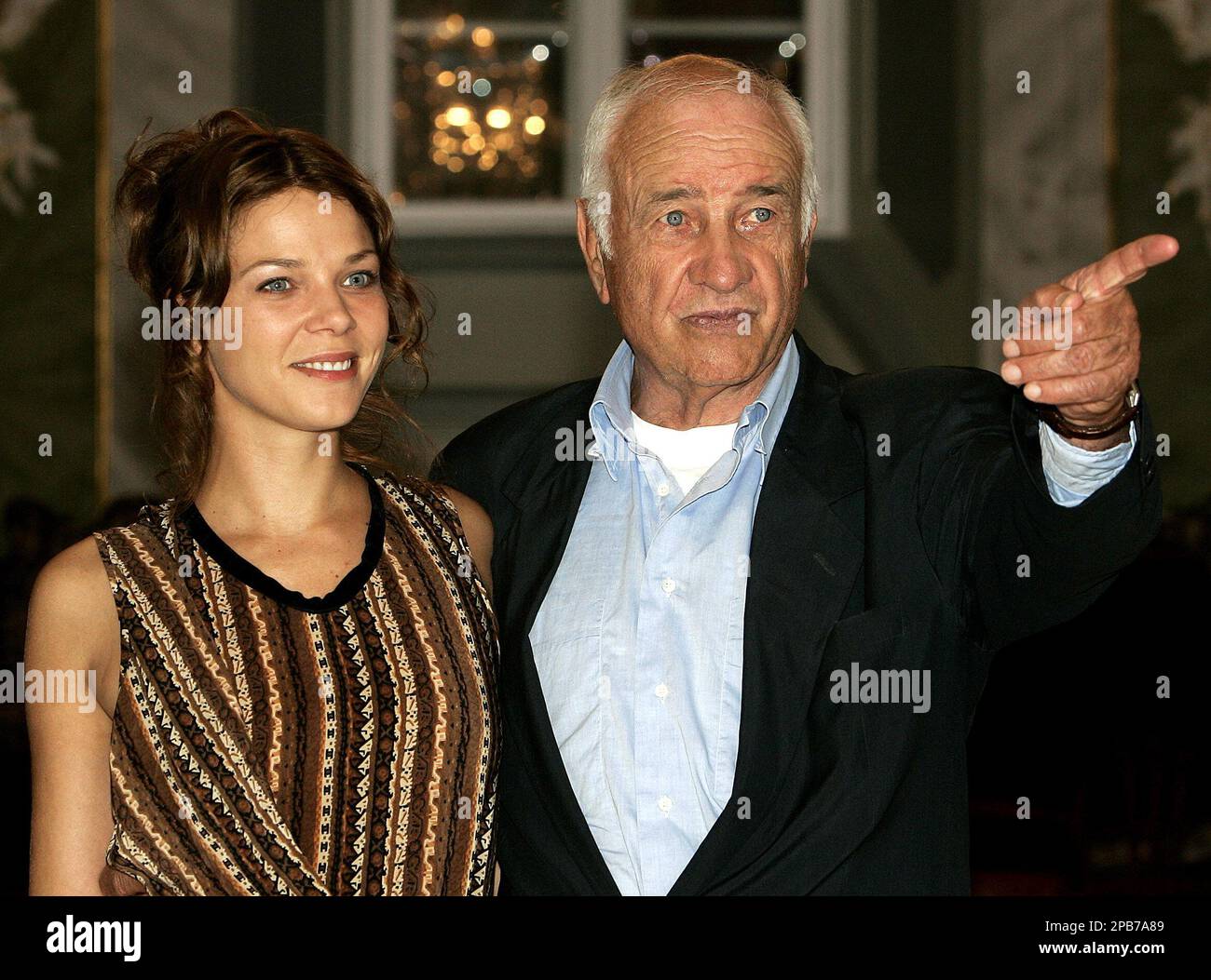 Die schauspieler jessica schwarz und armin mueller stahl rechts