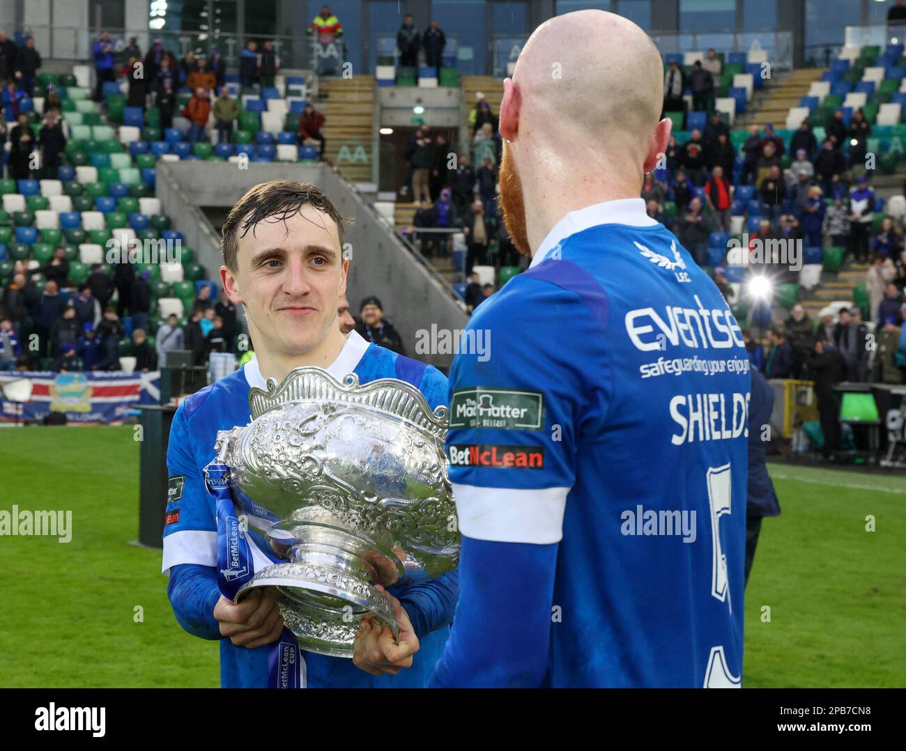 Nationales Fußballstadion im Windsor Park, Belfast, Nordirland, Großbritannien. 12. März 2023. Finale des BetMcLean League Cup – Linfield 2 Coleraine 0. Linfield gewinnt den Pokal. Joel Cooper (links) und Chris Shields. Kredit: CAZIMB/Alamy Live News. Stockfoto