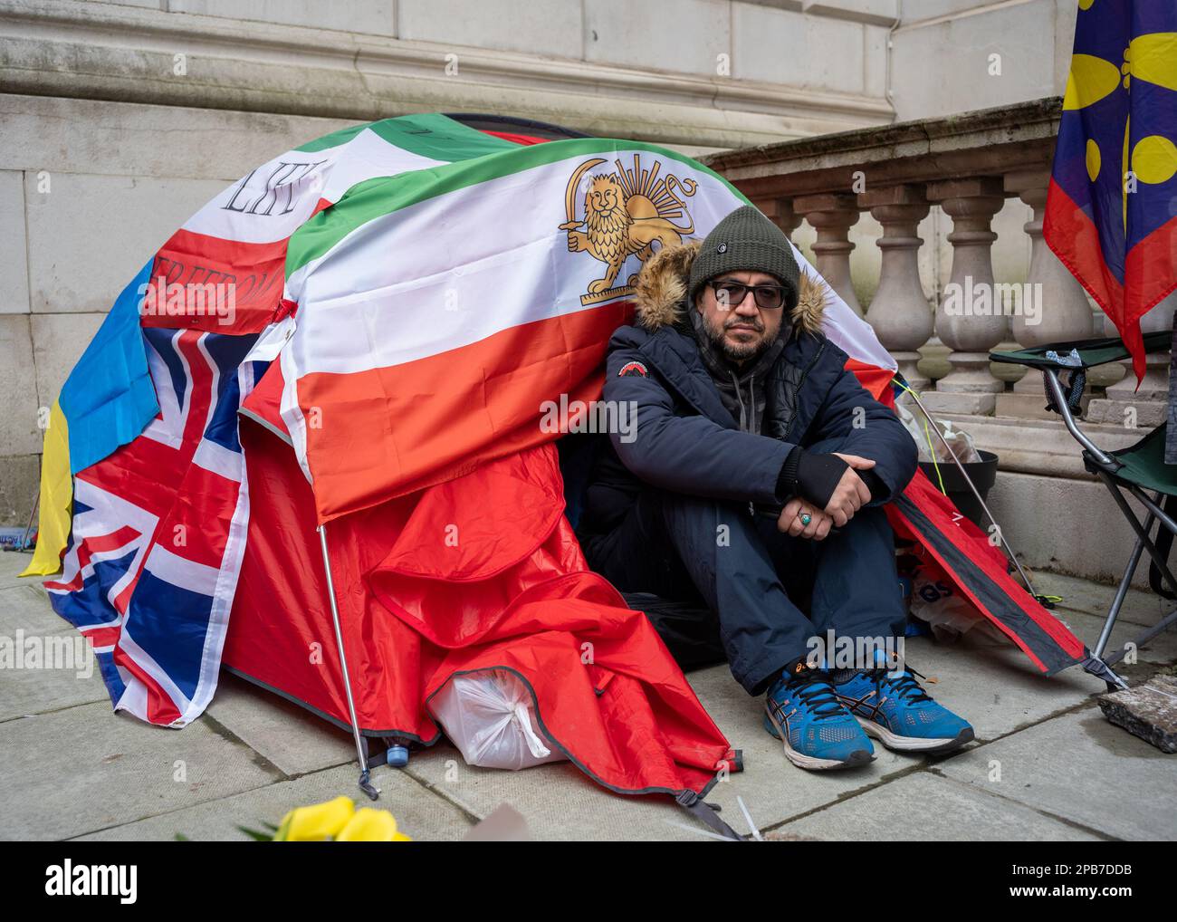 London/UK, 12. MÄRZ 2023. Vahid Beheshti befindet sich in seinem 18.-tägigen Hungerstreik vor dem britischen Außenministerium und fordert von der britischen Regierung Maßnahmen, um das iranische Korps der Islamischen Revolutionsgarden als Terrororganisation zu verbieten. Aubrey Fagon/Alamy Live News Stockfoto