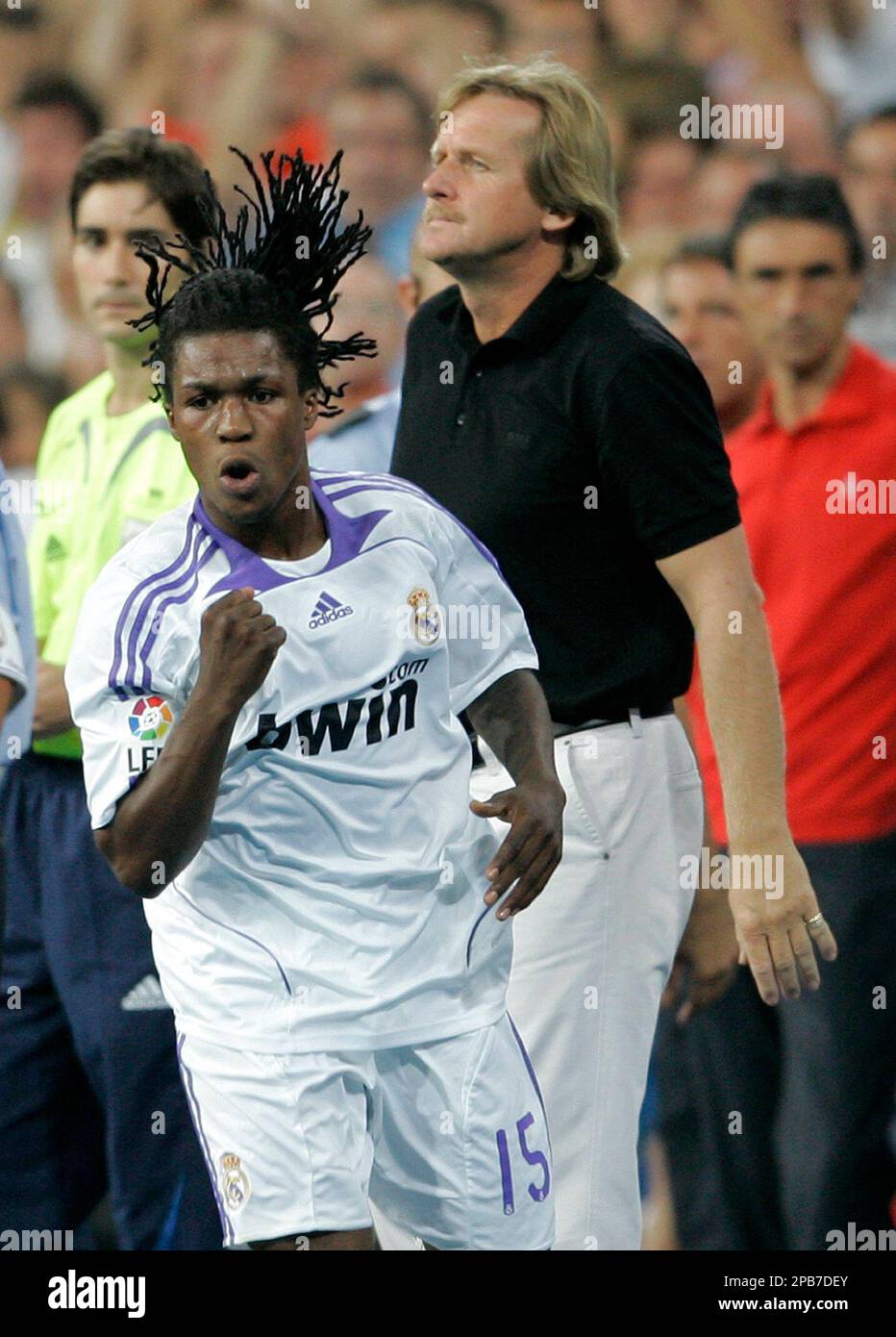 Real Madrid player Royston Drenthe, from Netherlands, celebrates his goal against Sevilla during their Spanish Supercup second leg, soccer match at the Santiago Bernabeu in Madrid, Sunday, Aug. 19, 2007. (AP Photo/Bernat Armangue) Stockfoto