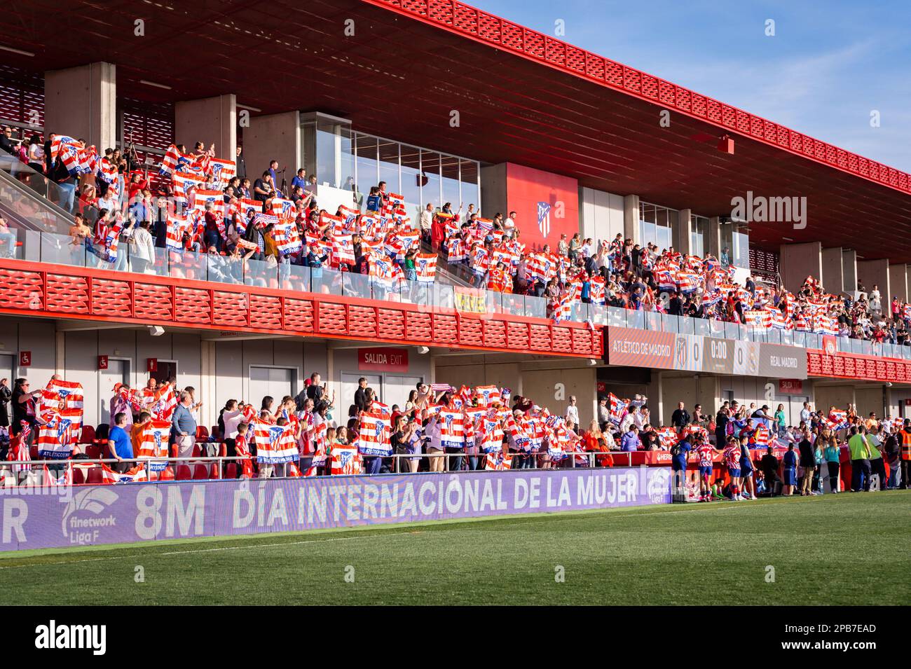 Atletico Madrid Fans beim Fußballspiel der Frauen zwischen&#XA;Atletico Madrid und Real Madrid, das am Sonntag, den 12. März 2023, in Alcala de Henares, Spanien, im Stadion Centro Deportivo Civitas gefeiert wurde, gültig für den Spieltag 21 der spanischen Fußballliga „Liga F“ Stockfoto