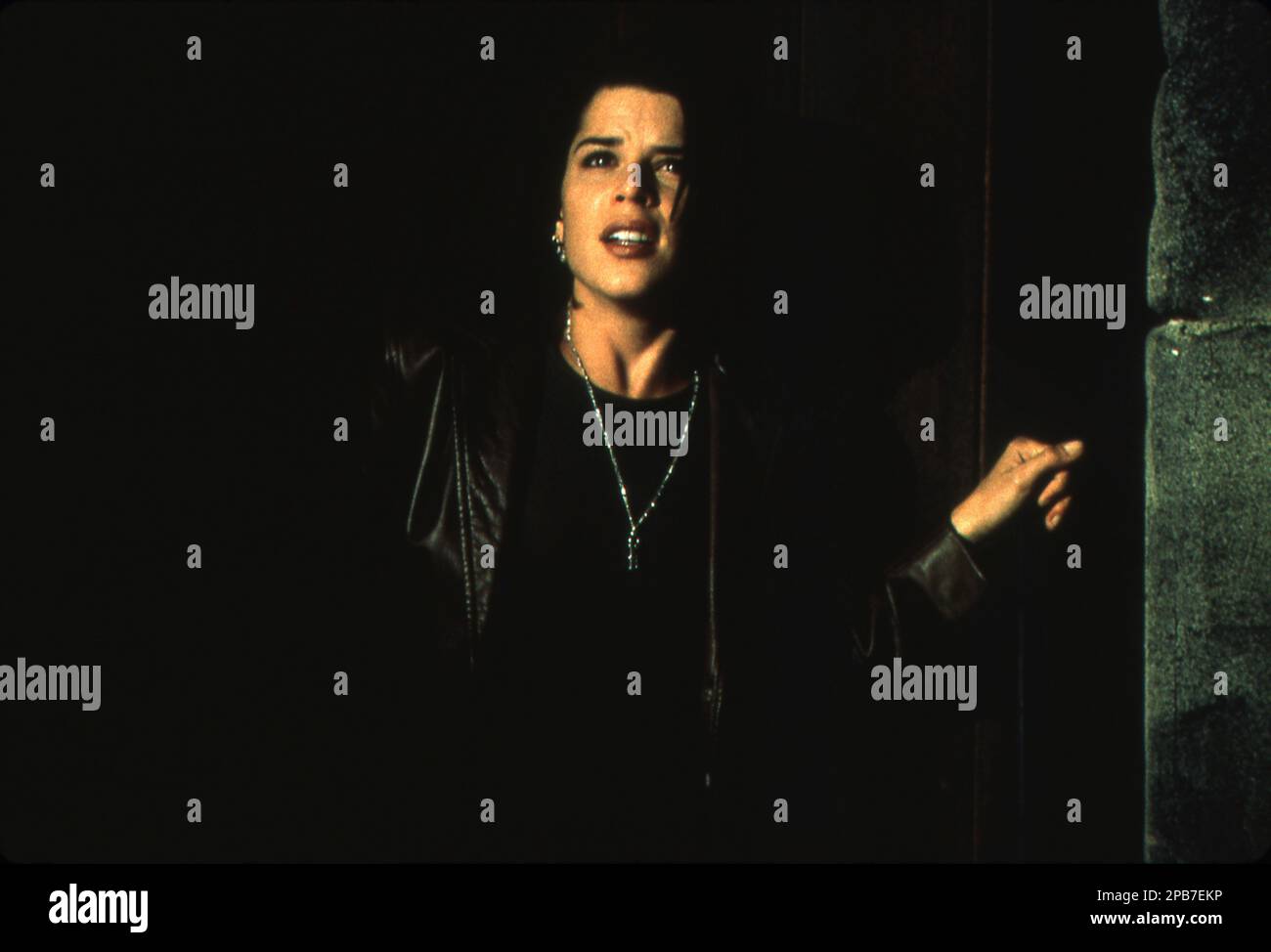 NEVE CAMPBELL in SCREAM 2 (1997) Regisseur WES CRAVEN Autor Kevin Williamson Musik Marco Beltrami Kostümdesign Kathleen Detoro Dimension Films / Konrad Pictures / Craven - Maddalena Films / Miramax / Maven Entertainment Stockfoto