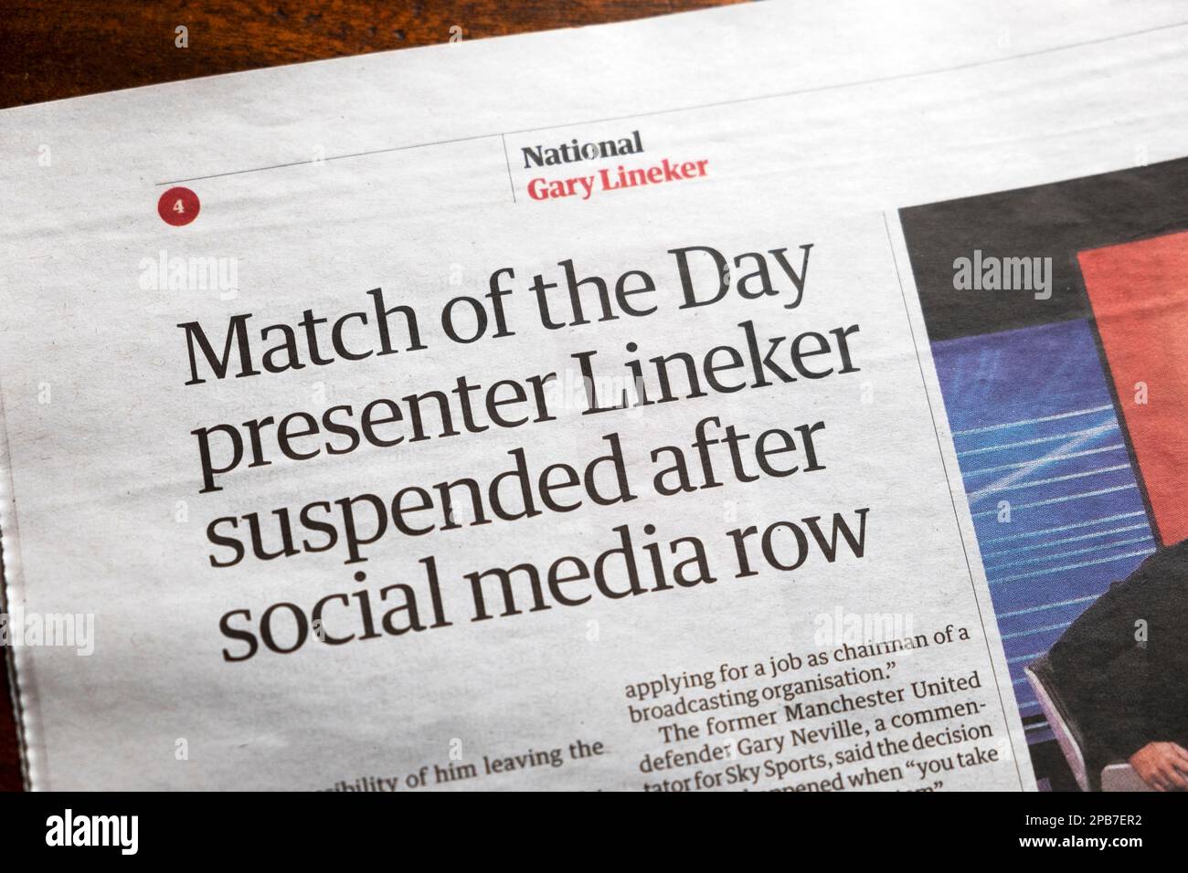 „Match of the Day Presenter Lineker Suspended after Social Media Row“, Titelzeile der Zeitung Guardian, Gary Linekar, twitter-Artikel Stockfoto