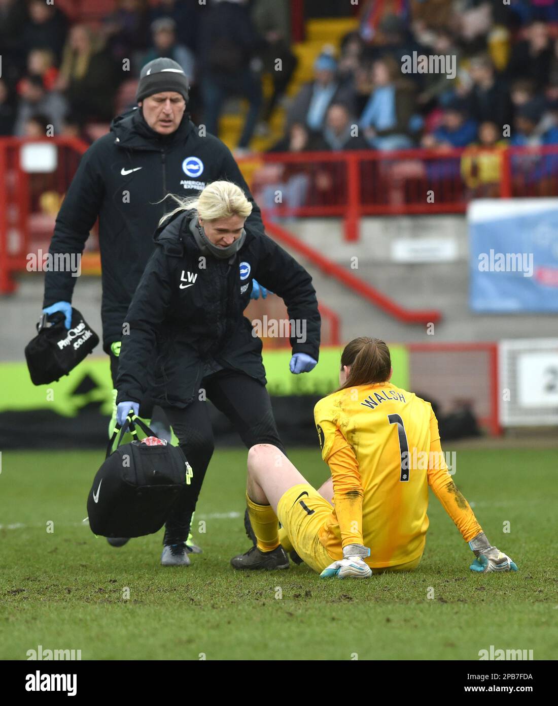 Crawley UK 12. März 2023 - Megan Walsh aus Brighton wird während des Barclays Women's Super League-Spiels zwischen Brighton & Hove Albion und Manchester City behandelt : Credit Simon Dack /TPI/ Alamy Live News Stockfoto