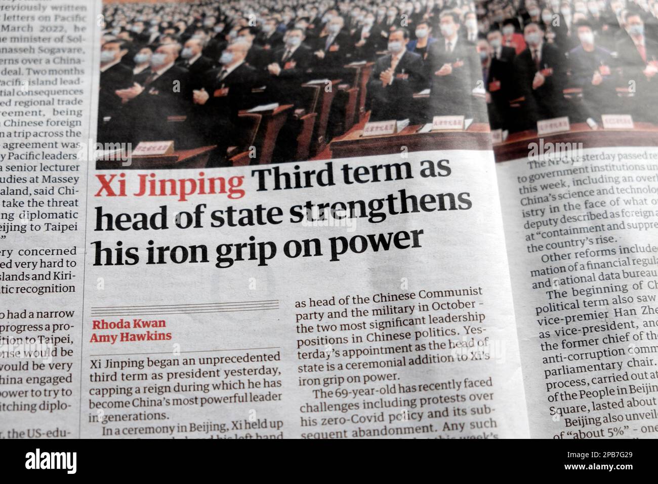 „XI Jingping dritte Amtszeit als Staatsoberhaupt stärkt seinen eisernen Griff an der Macht“ Schlagzeile der Zeitung Guardian China Artikel 11. März 2023 London England UK Stockfoto
