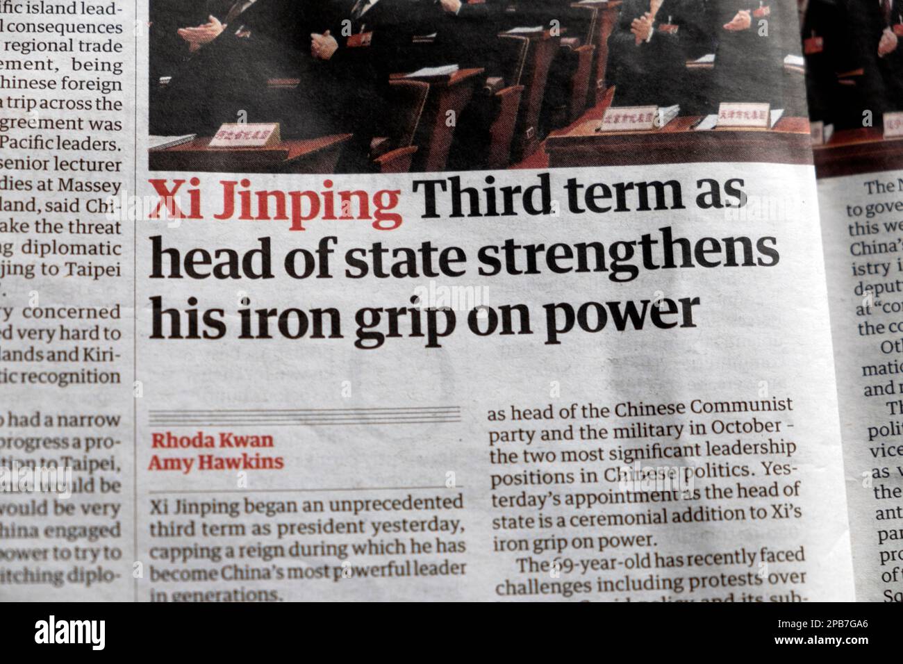 „XI Jingping dritte Amtszeit als Staatsoberhaupt stärkt seinen eisernen Griff an der Macht“ Schlagzeile der Zeitung Guardian China Artikel 11. März 2023 London England UK Stockfoto