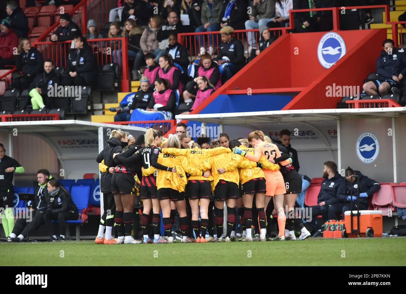 Crawley UK, 12. März 2023 - The Manchester City Players with their Pre Match during the Barclays Women's Super League match between Brighton & Hove Albion and Manchester City : Credit Simon Dack /TPI/Alamy Live News Stockfoto