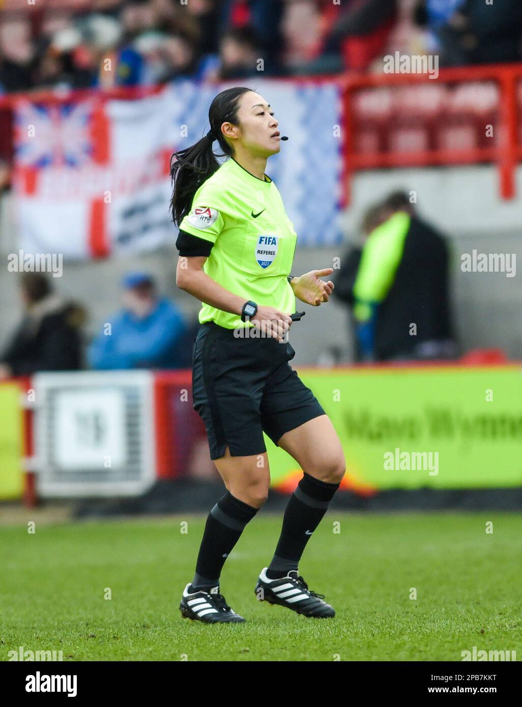 Crawley UK 12. März 2023 - Schiedsrichter Yoshimi Yamashita während des Barclays Women's Super League-Spiels zwischen Brighton & Hove Albion und Manchester City : Credit Simon Dack /TPI/ Alamy Live News Stockfoto