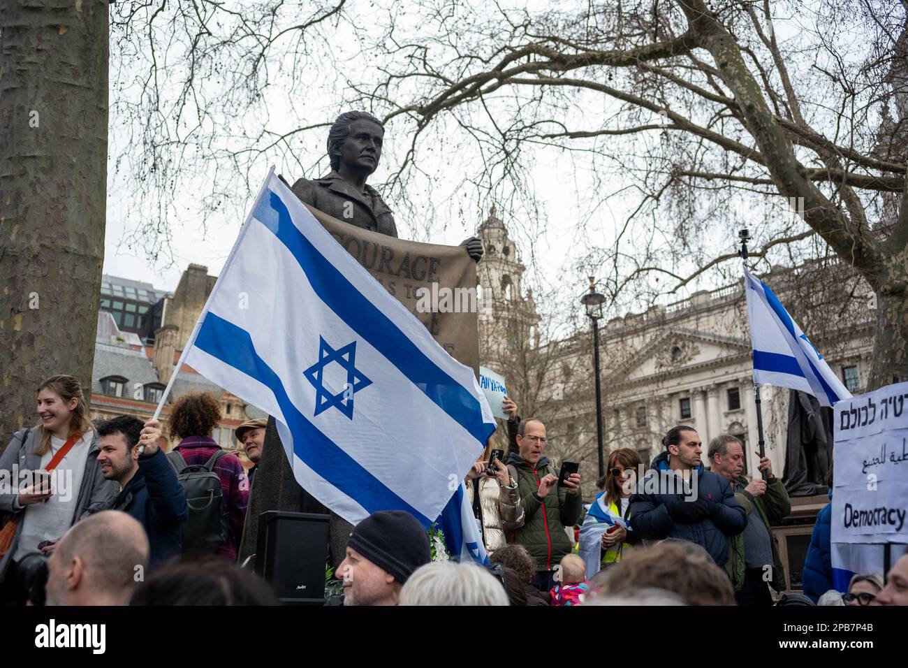 London/UK 12. MÄRZ 2023 in London wurden Hunderte von Demonstranten gegen die geplanten gerichtlichen Umwälzungen in Israel demonstriert. Mehr als 300 Menschen versammelten sich auf dem Parlamentsplatz und sangen „Demokratien“ zwischen den Rednern der Kundgebung. Aubrey Fagon/Alamy Live News Stockfoto