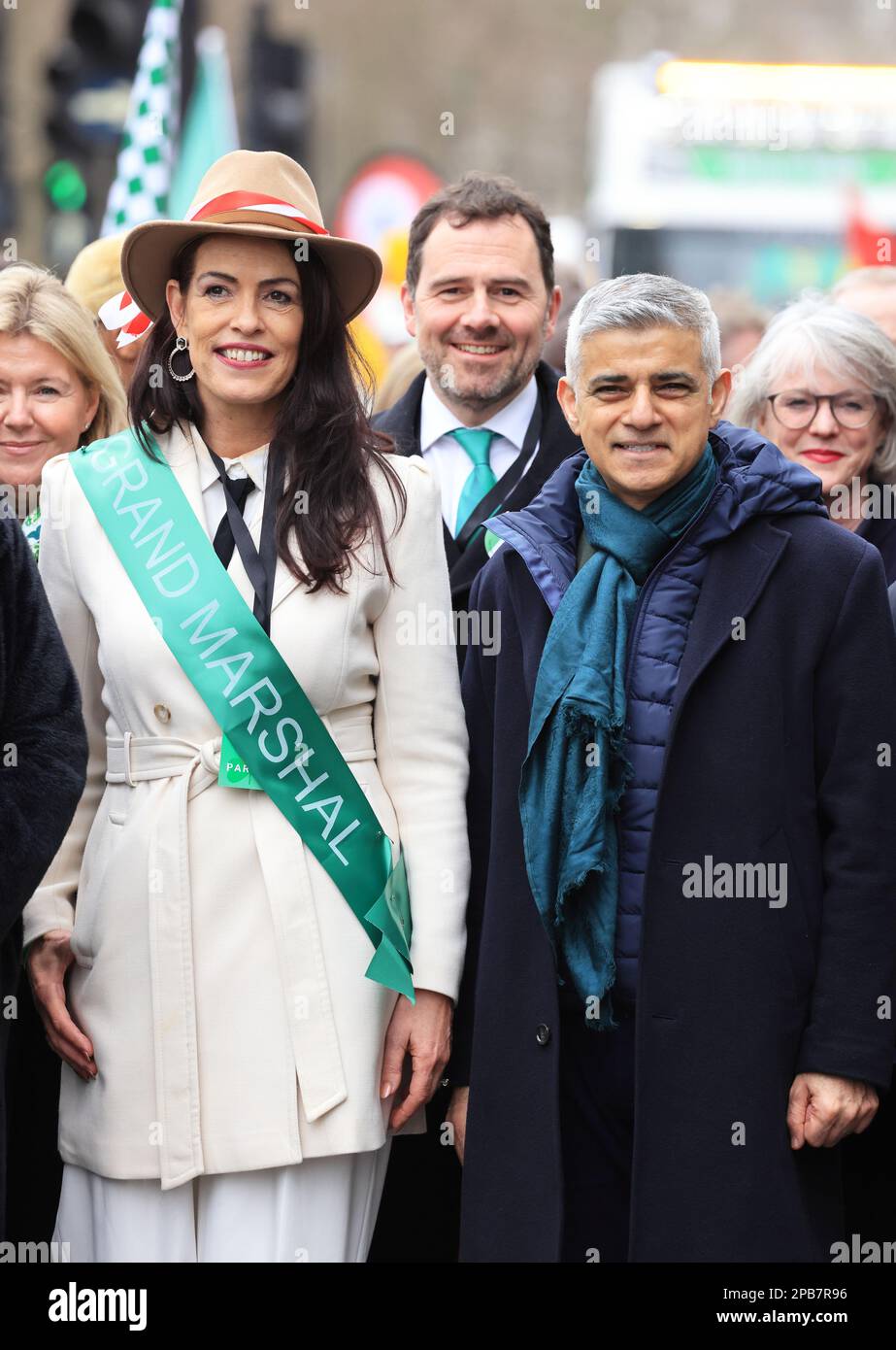 London, UK, März 12. 2023. Der Londoner Bürgermeister Sadiq Khan wurde von Cork Woman Catherina Casey als Grand Marshall begleitet, um die Parade beim jährlichen St. Patrick's Day Festival durch das Zentrum von London, Großbritannien, zu leiten. Kredit : Monica Wells/Alamy Live News Stockfoto