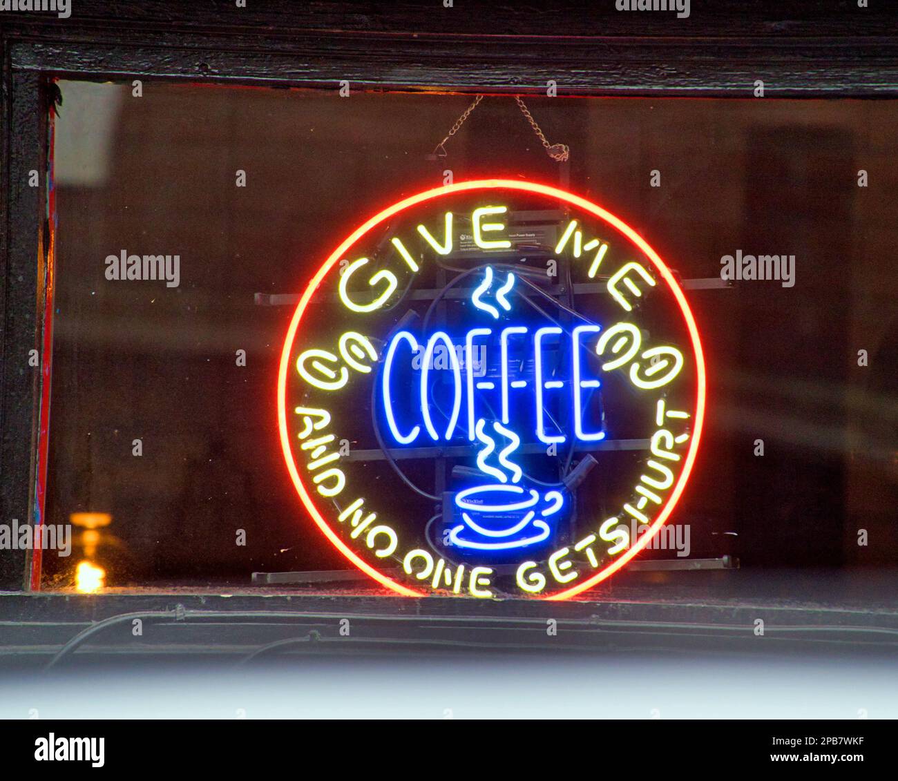 Gib mir Kaffee und niemand wird verletzt Neonlicht-Schild Stockfoto