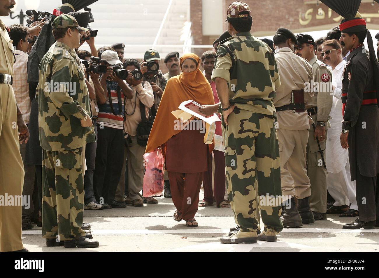 An Indian Prisoner Released From Pakistani Jail Center Crosses The