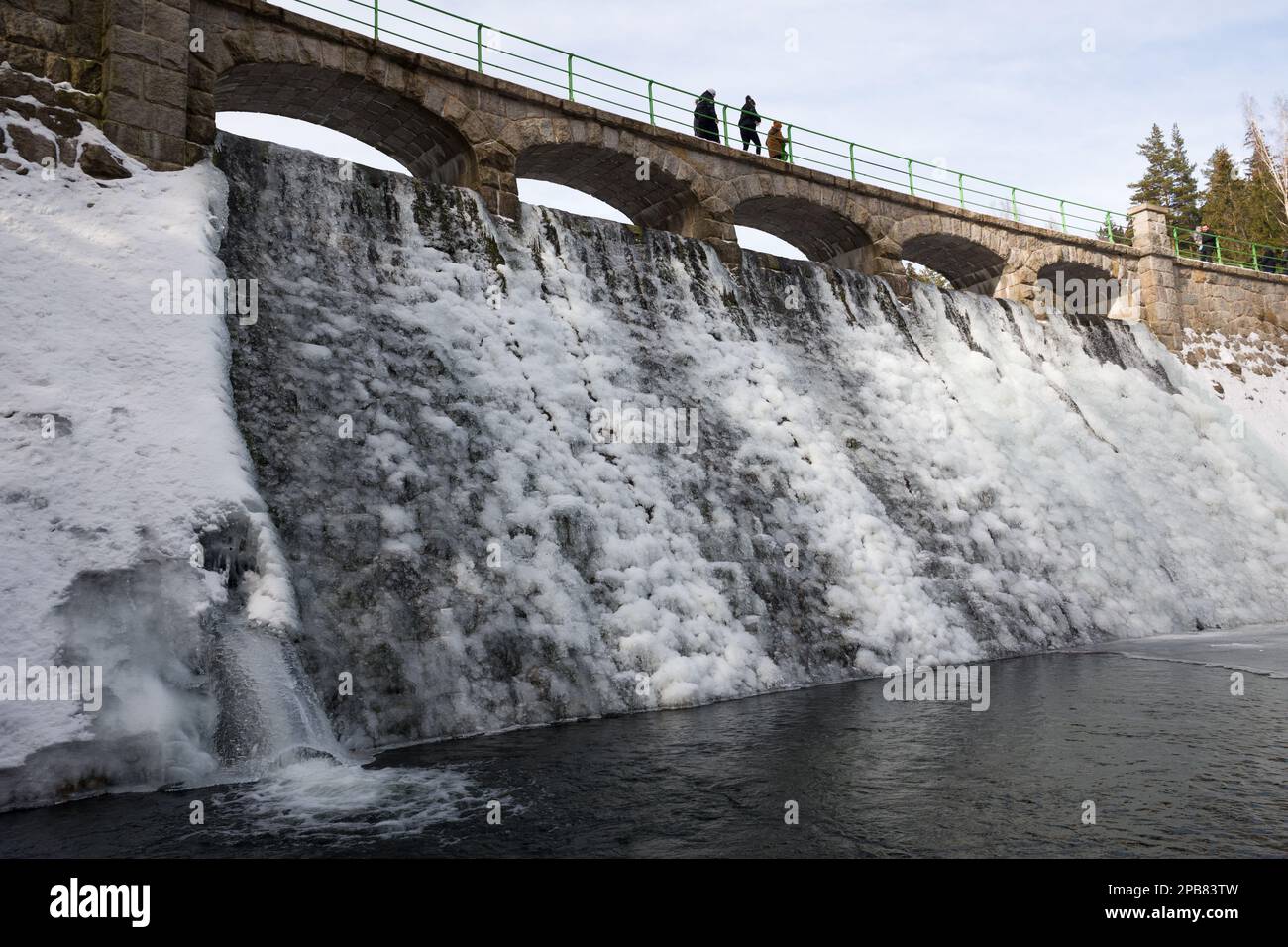 Łomnica-Staudamm, Karpacz, Karkonosze-Gebirge (Riesengebirge), Sudeten-Gebirge, Niederschlesien, Polen, Februar 2023 Stockfoto