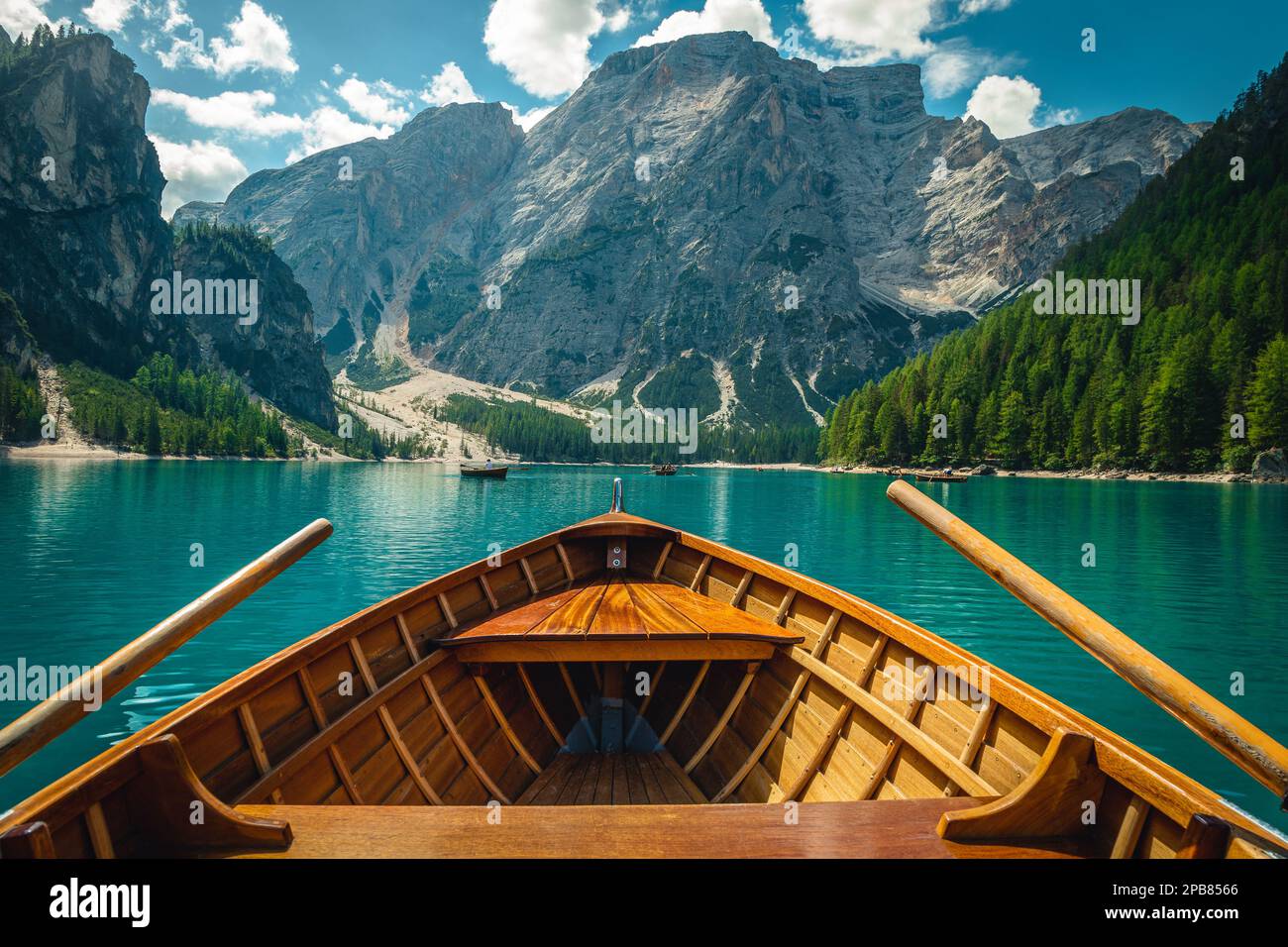 Fantastischer Reise- und Ausflugsort in den Dolomiten. Tolle Aussicht auf Berge und grünen Wald vom hölzernen Ruderboot, Lake Braies, Dolomiten, Stockfoto