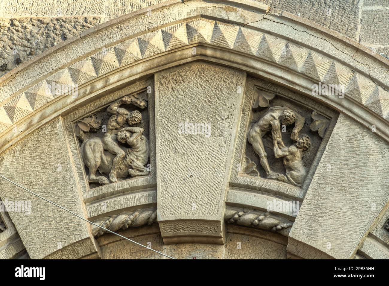 Architektonische Details im Liberty-Stil, typisch für die Stadt, die nach dem Erdbeben wieder aufgebaut wurde. Messina, Sizilien, Italien, Europa Stockfoto