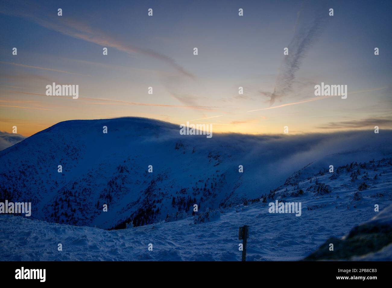 Sonnenuntergang, polnisch-tschechische Grenze, Berg Śnieżka, Karpacz, Karkonosze (Riesengebirge), Sudeten, Niederschlesien, Polen, Februar 2023 Stockfoto